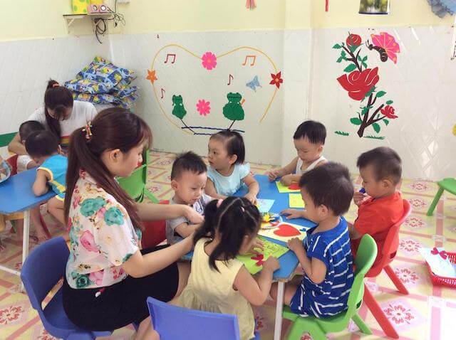 Trường mầm non Họa Mi - Hình ảnh các bé làm thiệp mừng ngày 8-3