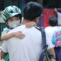 Trong ngày trở lại trường mầm non, nhiều bé khóc nức nở