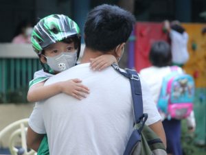 Trong ngày trở lại trường mầm non, nhiều bé khóc nức nở