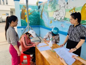 Nhiều phụ huynh đến đăng ký trường mầm non mới cho con sau kỳ nghỉ vì dịch COVID-19