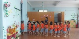 Cầu vào lớp: hình ảnh xếp hàng vào lớp