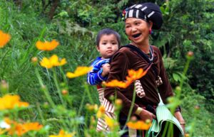 Cõng | Bài thơ Cõng: Có lần cõng cháu dạo chơi